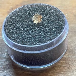 BVLA - Daisy Threadless end in Yellow Gold